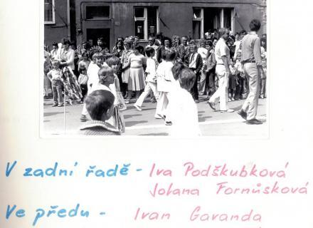 V zadní řadě - Iva Podškubková, Jolana Fornůsková. Ve předu - Ivan Gavanda, Jarda Mráček